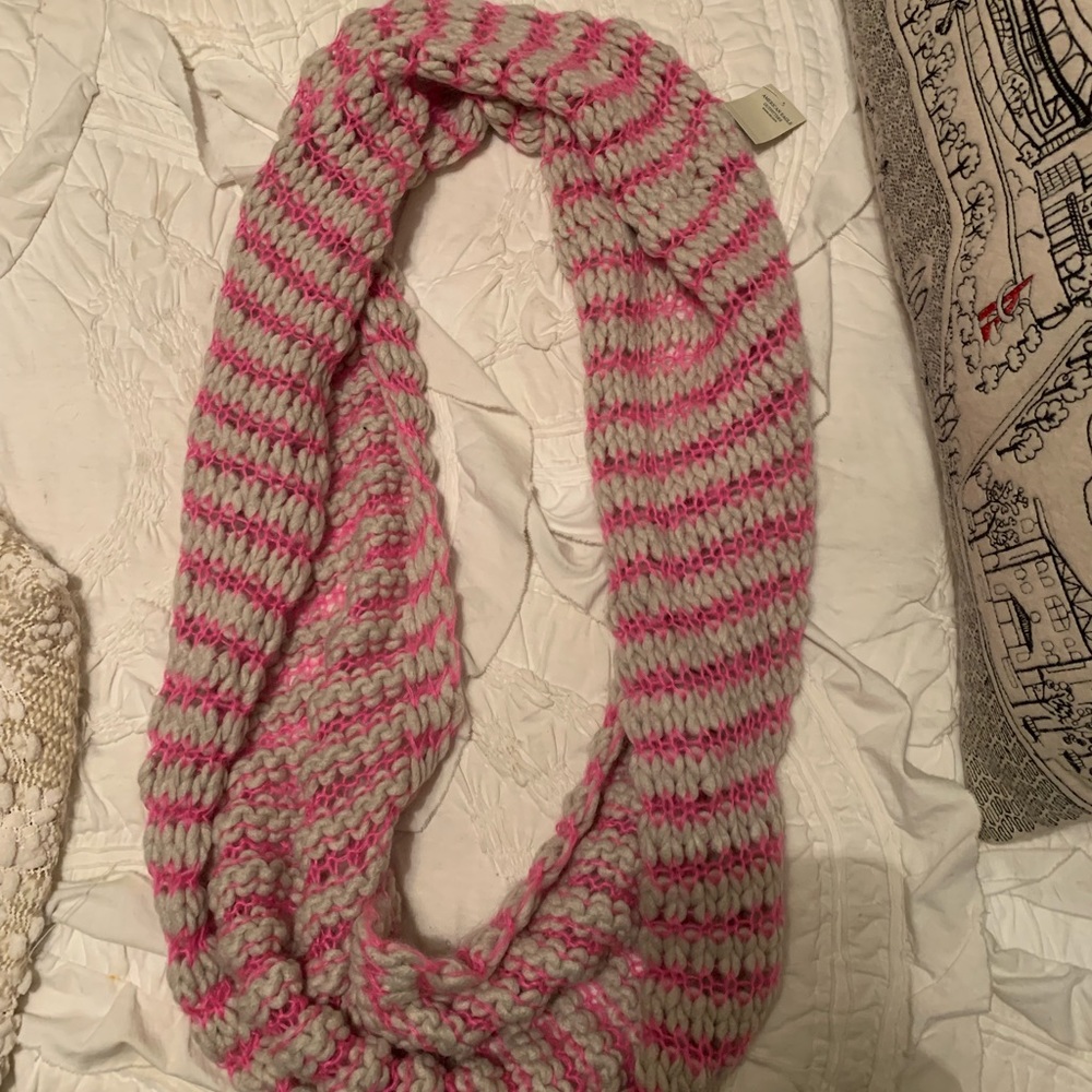 American Eagle NWT Knit Infinity Scarf